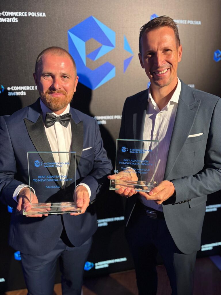Zdjęcie Piotra Gawota z Media4U oraz Pana Tomasza Kaczmarczyka z gali rozdania nagród E-commerce Polska Awards 2025